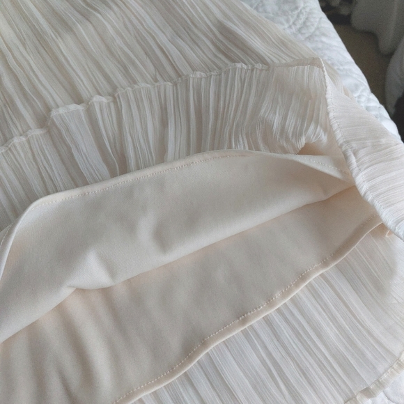 Tulle - Sheer Short-Sleeve Pleated White Bohemian Blouse - Picture 4 of 4